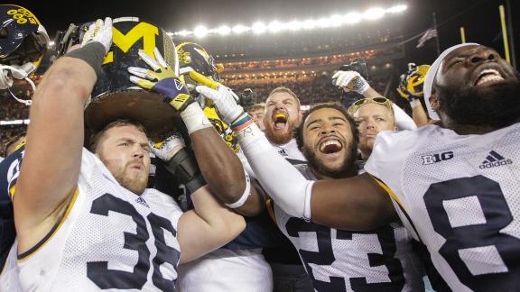 October 31, 2105: Michigan Wolverines safety Dymonte Thomas (25) tackles  Minnesota Golden Gophers tight end Brandon Lingen (86) during the NCAA  football game between the Michigan Wolverines and the Minnesota Golden  Gophers