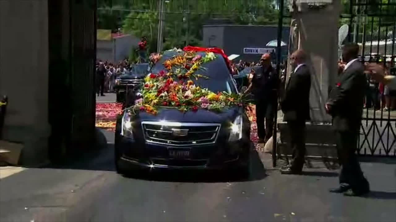 Taking Ali to his final resting place