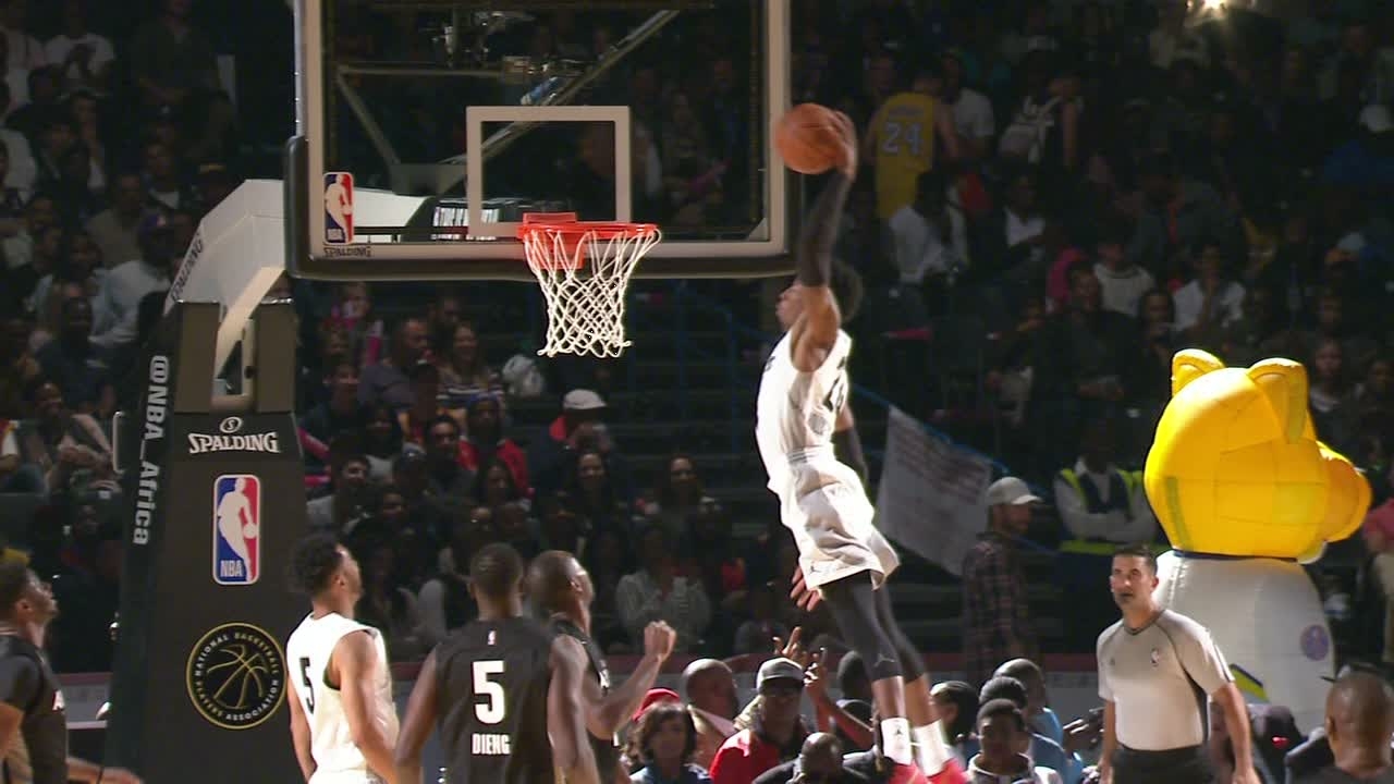 dm_170805_NBA_Lee_gives_Hollis