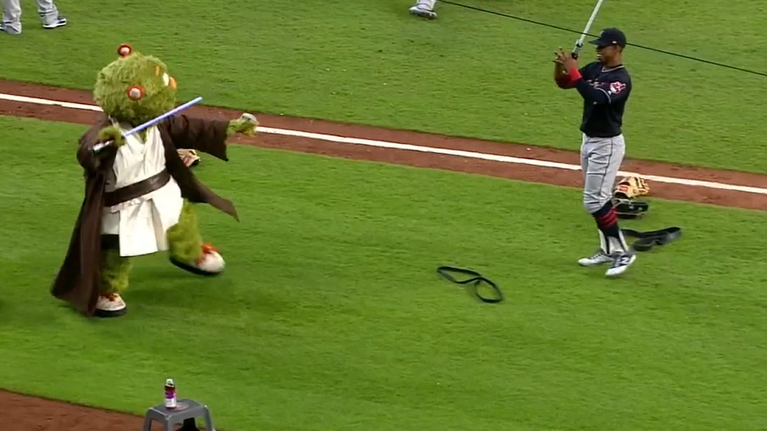 Francisco Lindor beats Astros' mascot in duel