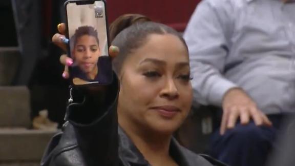 dm_191126_NBA_Carmelo_Facetimes_Son_default.jpg