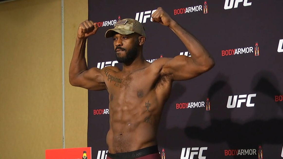 Jones Works The Room While Making Weight Watch Espn