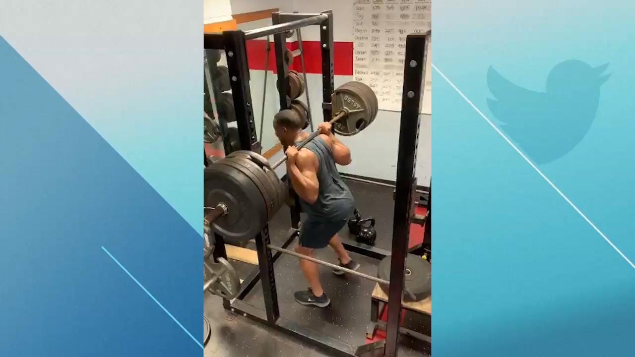 Nick Chubb makes squatting ridiculous amount of weight look easy - Stream the Video