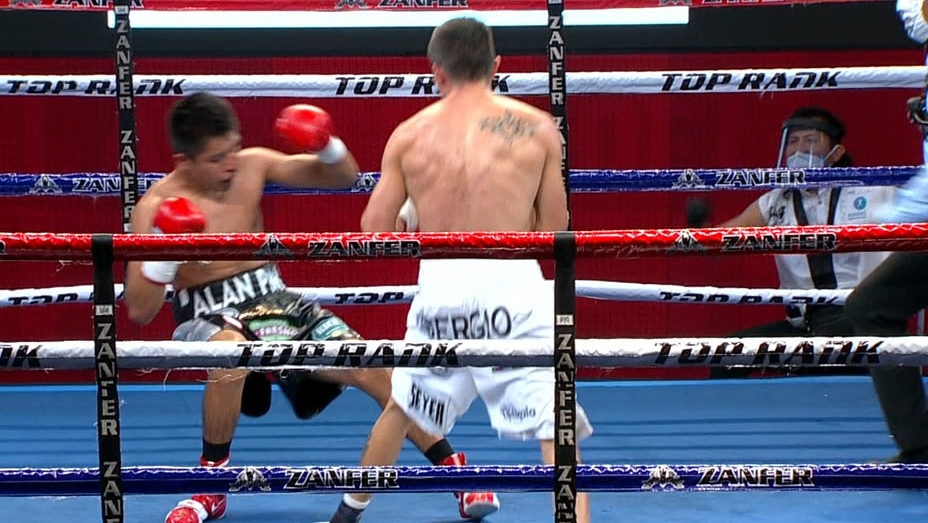 Sanchez knocks Pina out cold in Round 3