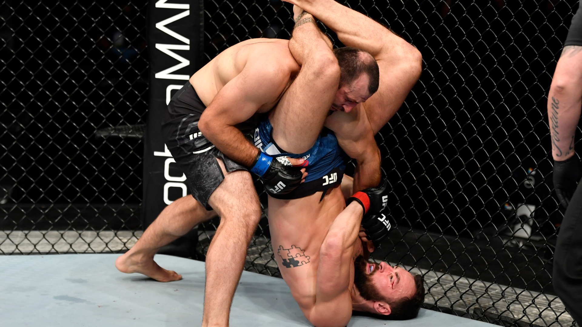 Craig submits Antigulov with triangle choke in Round 1 - Stream the Video