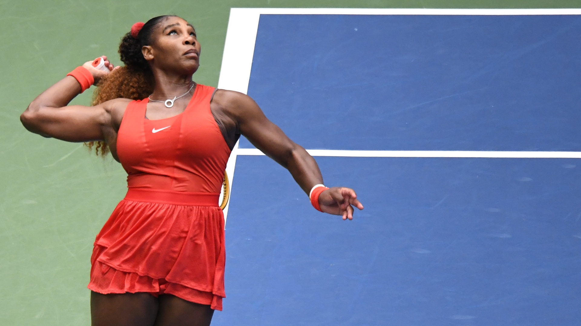 Serena's left-handed return, long rally wins second set