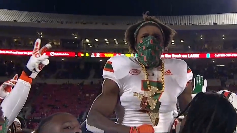 Blades shows off Miami's new turnover chain after interception