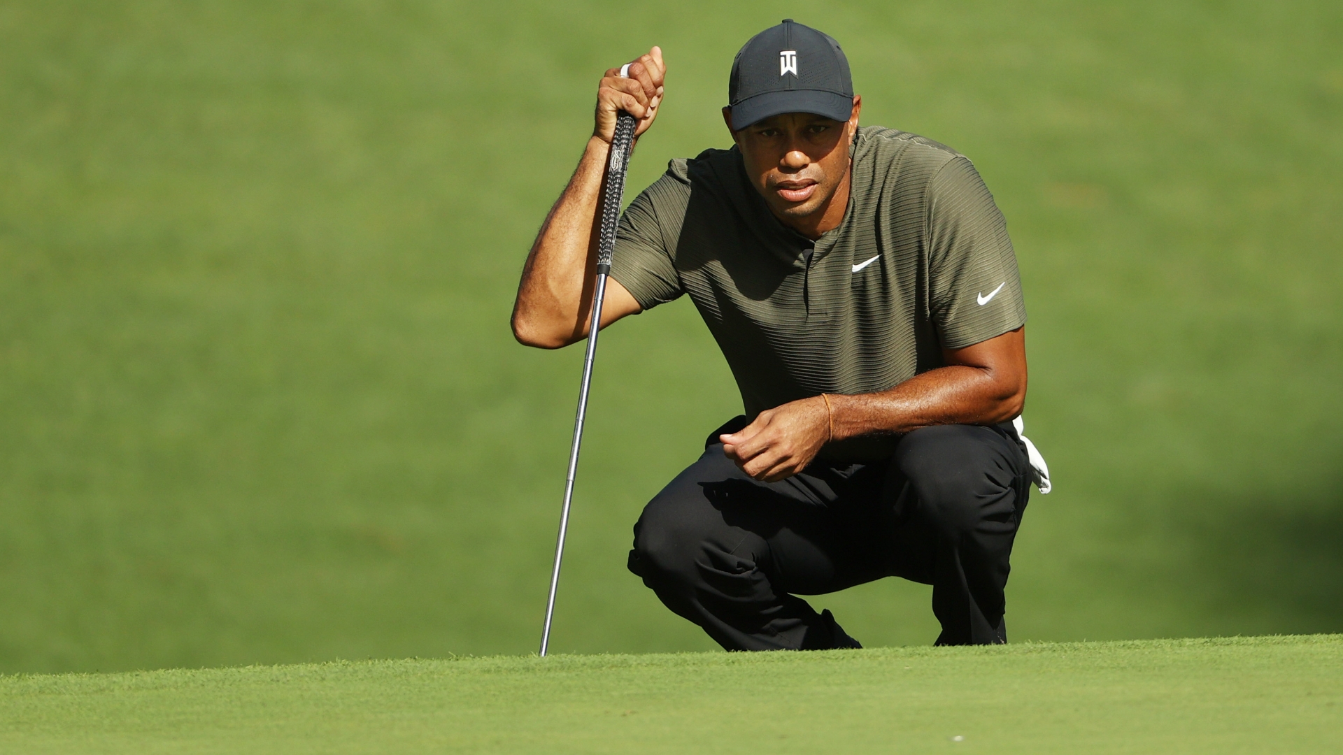 Nov 12, 2020 - Tiger Woods voices his frustration after his second shot of ...