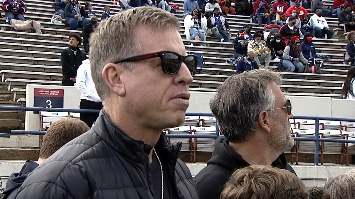 Aikman supports coach Sanders on the sidelines