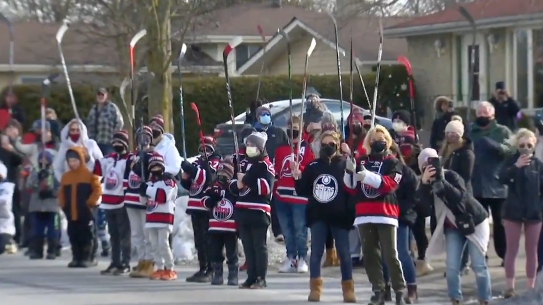 Brantford residents tap sticks to pay tribute to Walter Gretzky