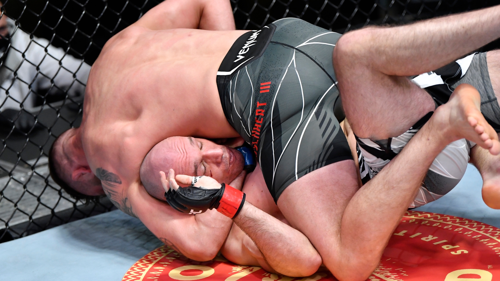 Meerschaert chokes out Fabinski with guillotine in Round 1