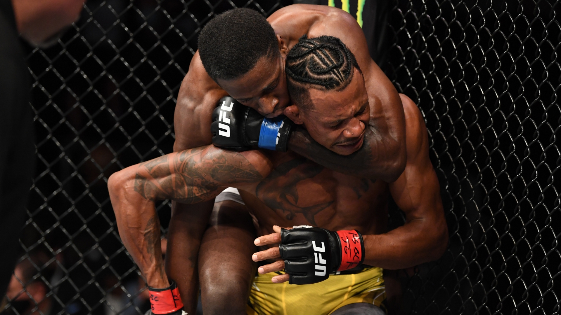 Randy Brown Forces Alex Oliveira To Tap Out Via Rear Naked Choke 7848