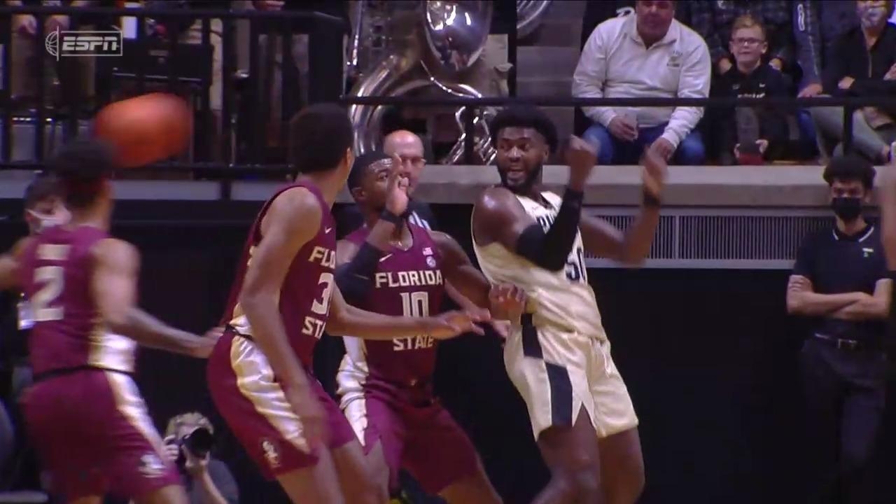 Trevion Williams whips no-look, behind-the-head pass for the bucket