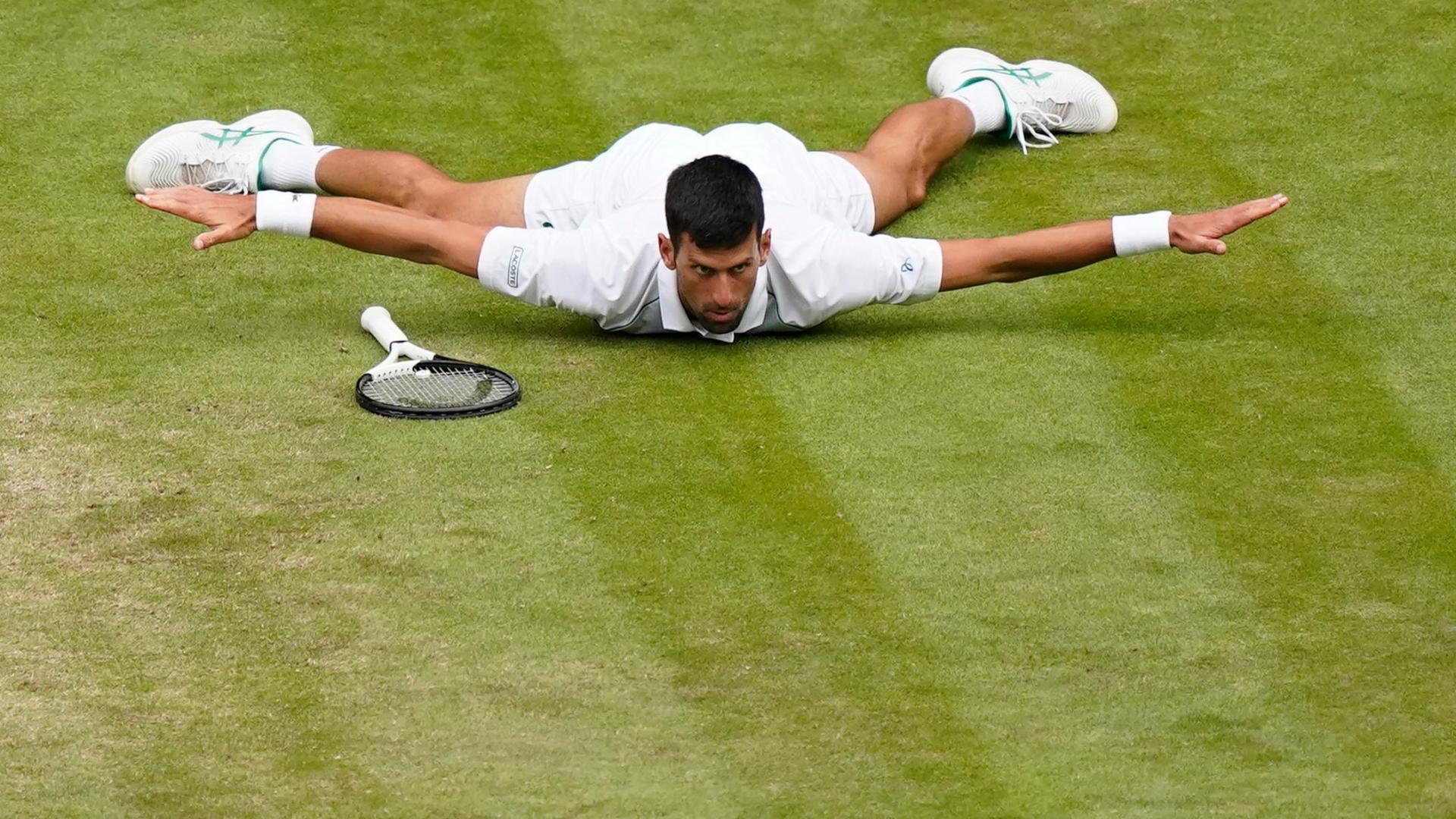 Djokovic completely sprawls out to make ridiculous return - Stream the Video