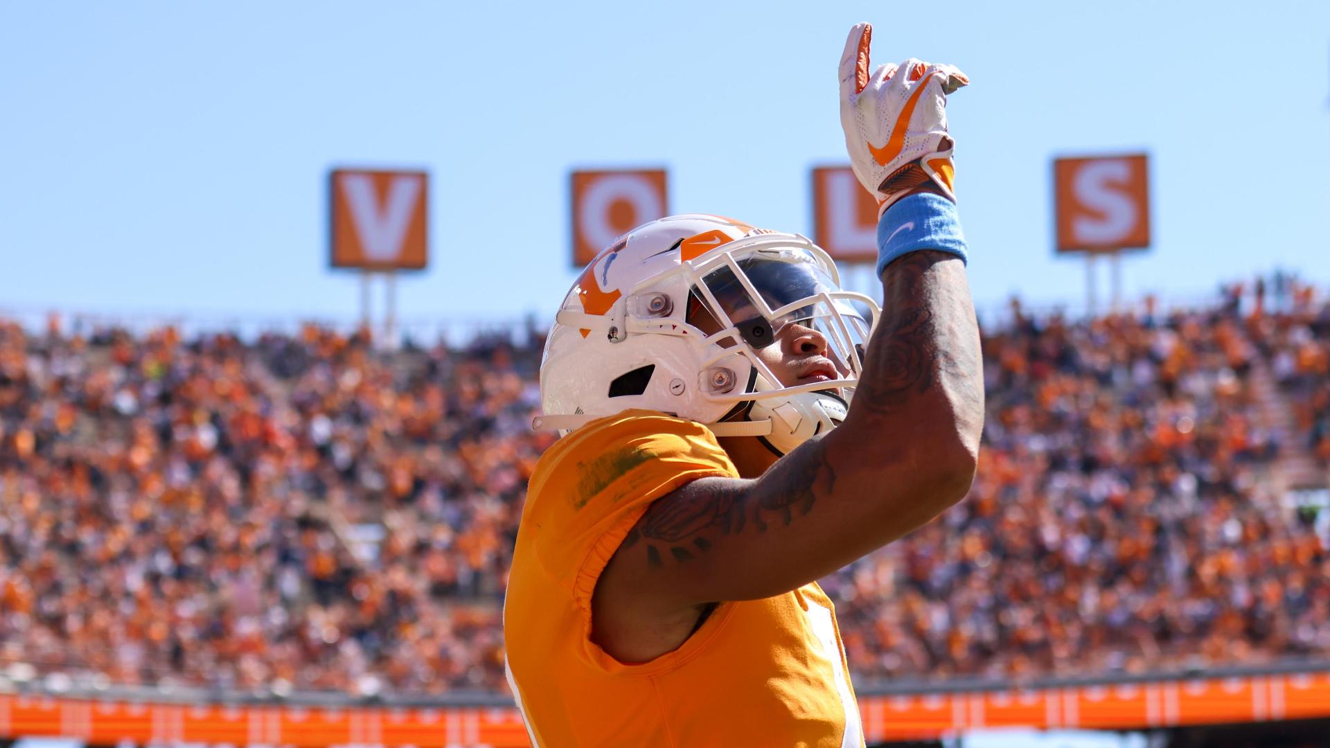 See Tennessee football TE Princeton Fant throw TD pass to Jalin Hyatt