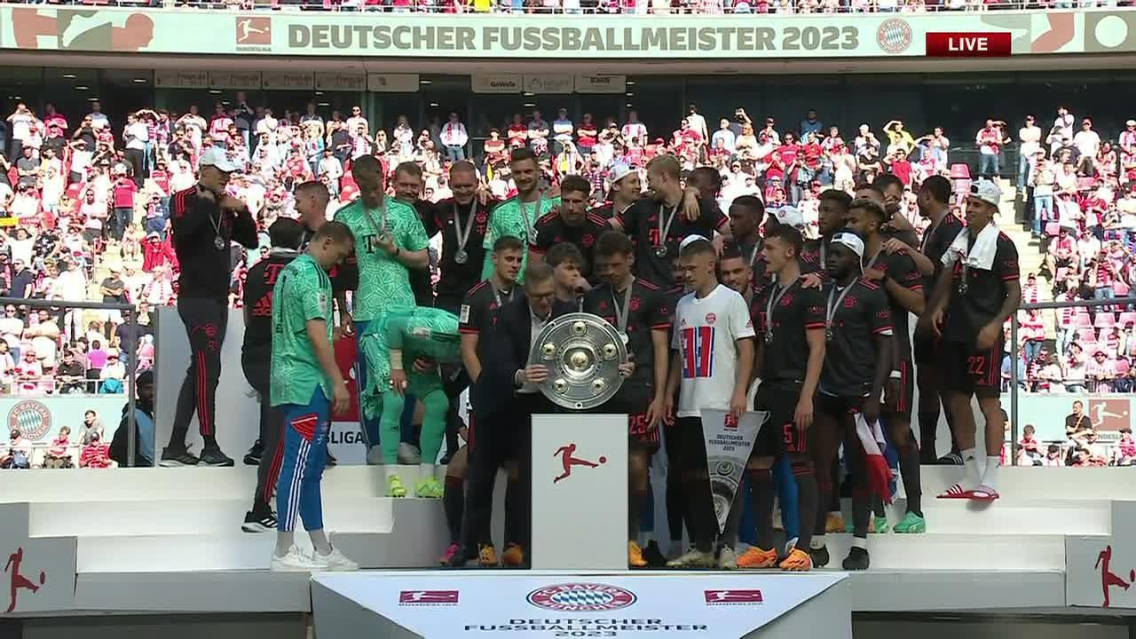 Bayern lifts Meisterschale after winning Bundesliga title