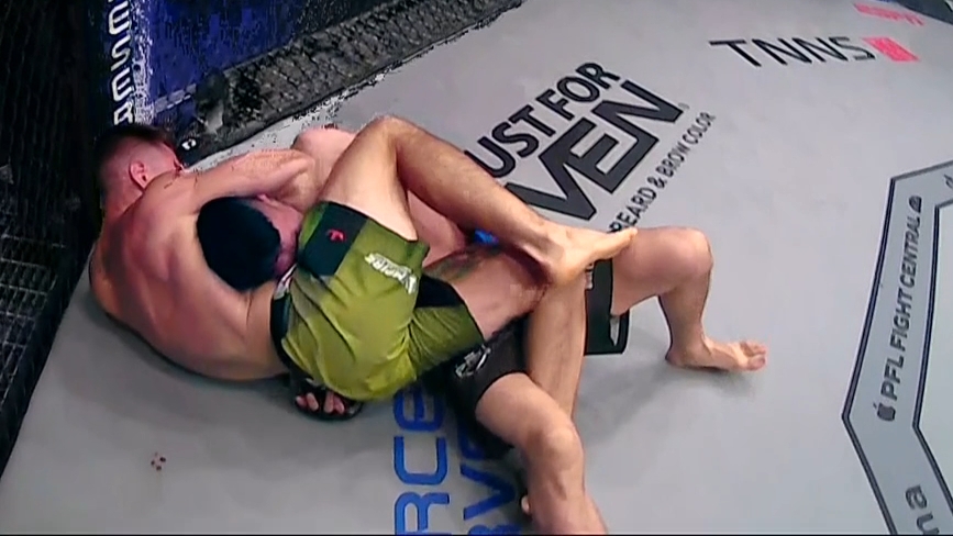 Chris Wade scores 6 points with 1st-round submission victory