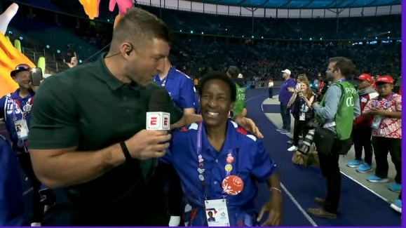 U.S.' Claiborne gives inspiring advice during opening ceremony