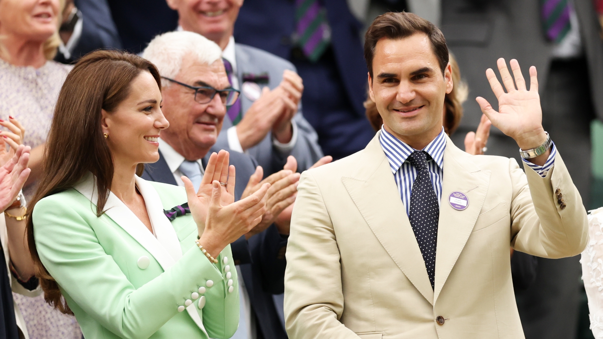 Federer given rapturous reception in Wimbledon tribute - Stream the Video