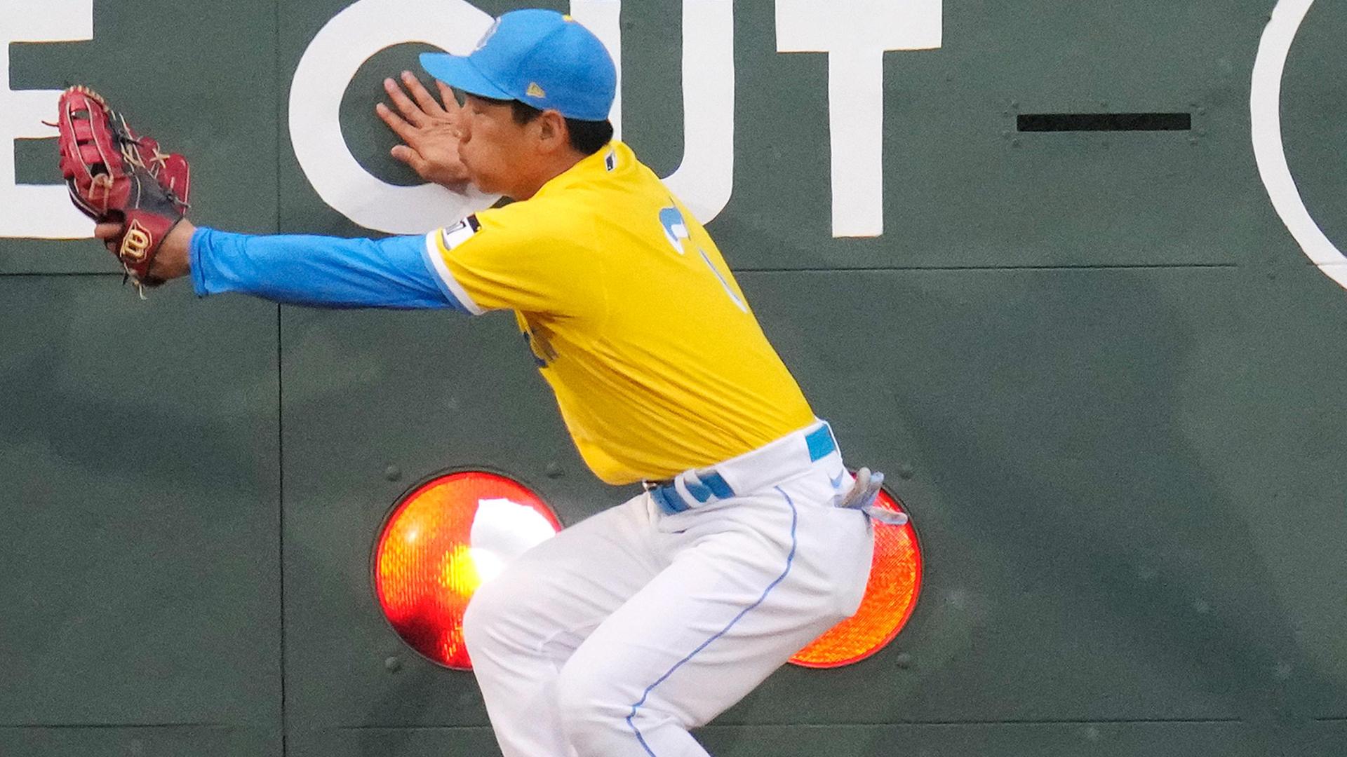 You'll never guess where this ball gets stuck at Fenway Park Stream