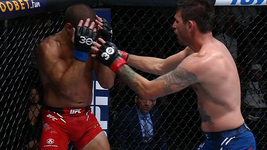 Tim Means forces stop to fight vs. Andre Fialho
