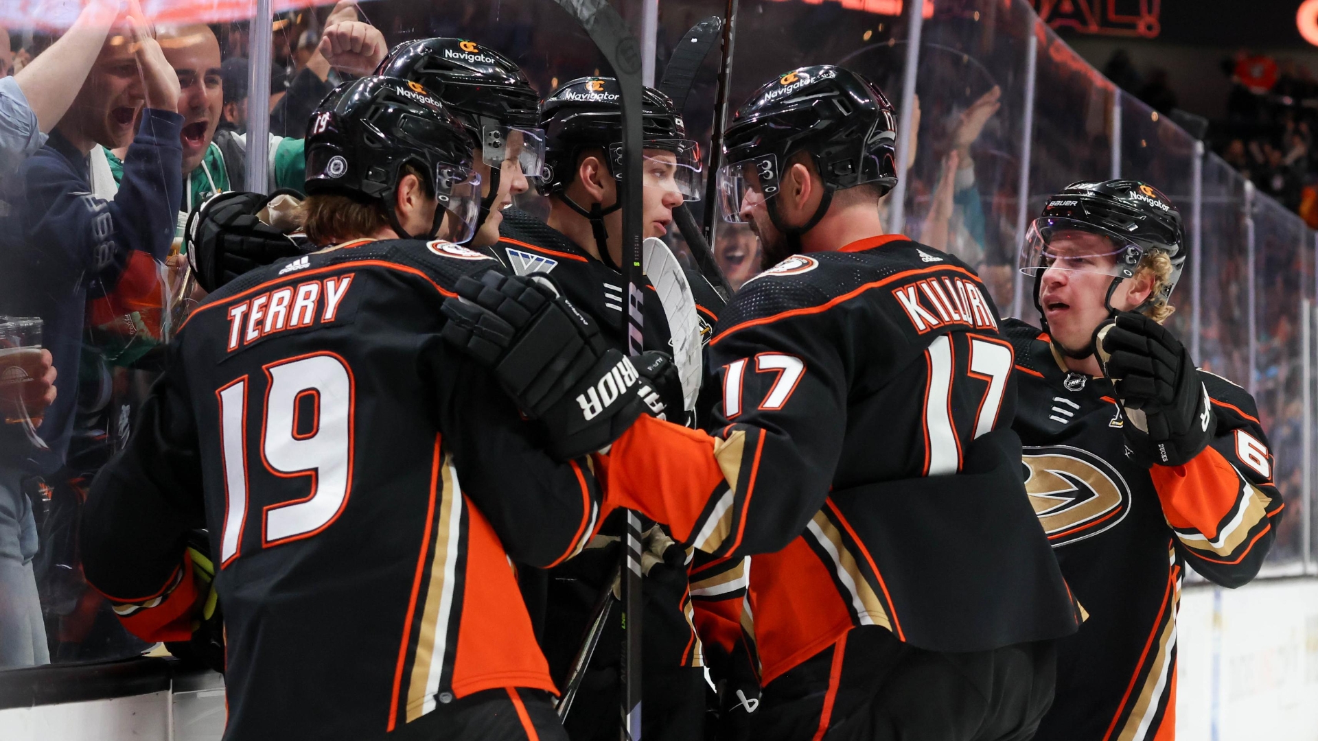 Leo Carlsson records his first NHL hat trick