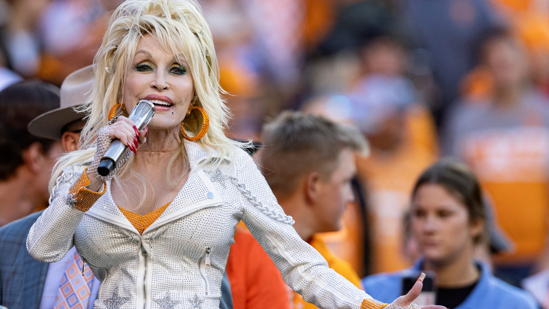 Dolly Parton joins Peyton Manning at game Stream