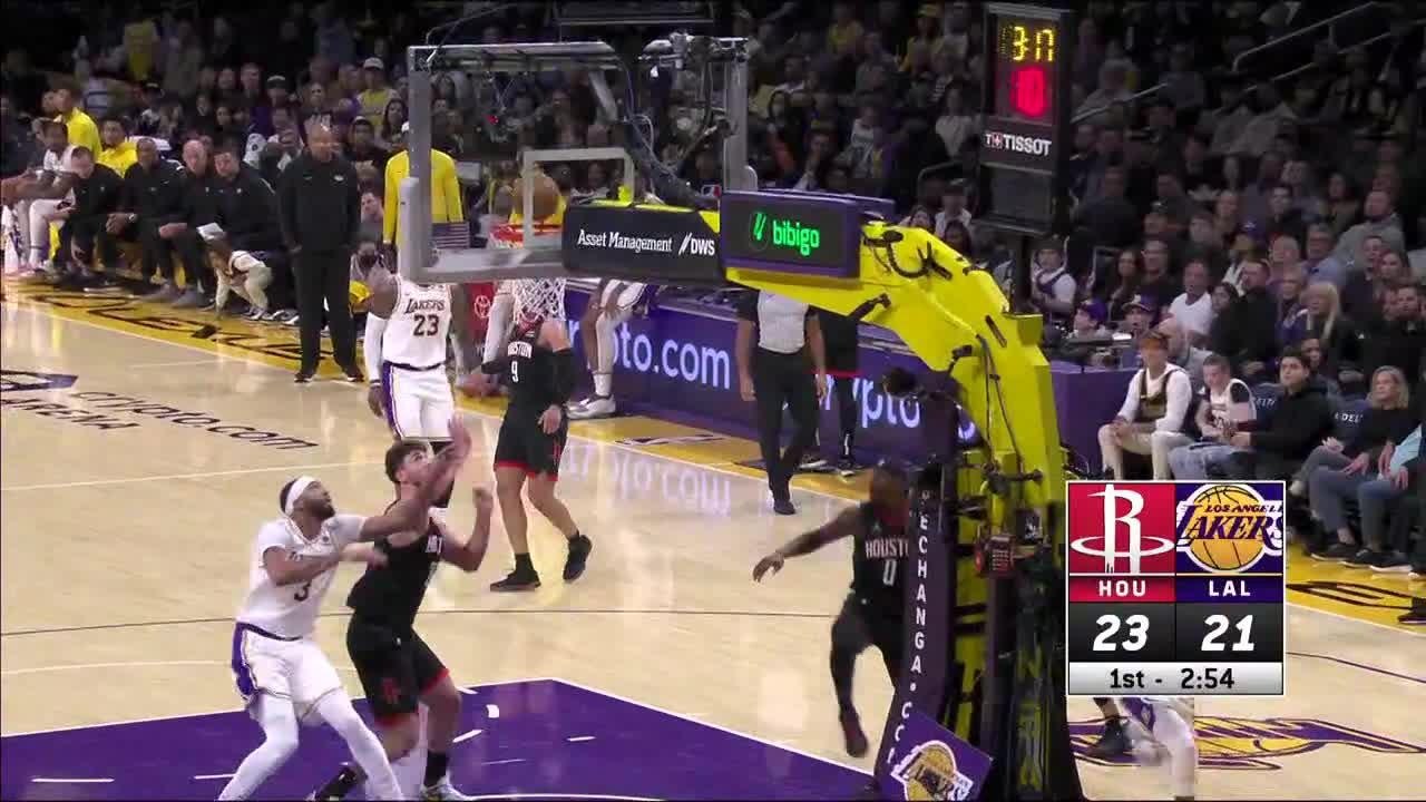 D Angelo Russell hits the basket vs. Houston Rockets