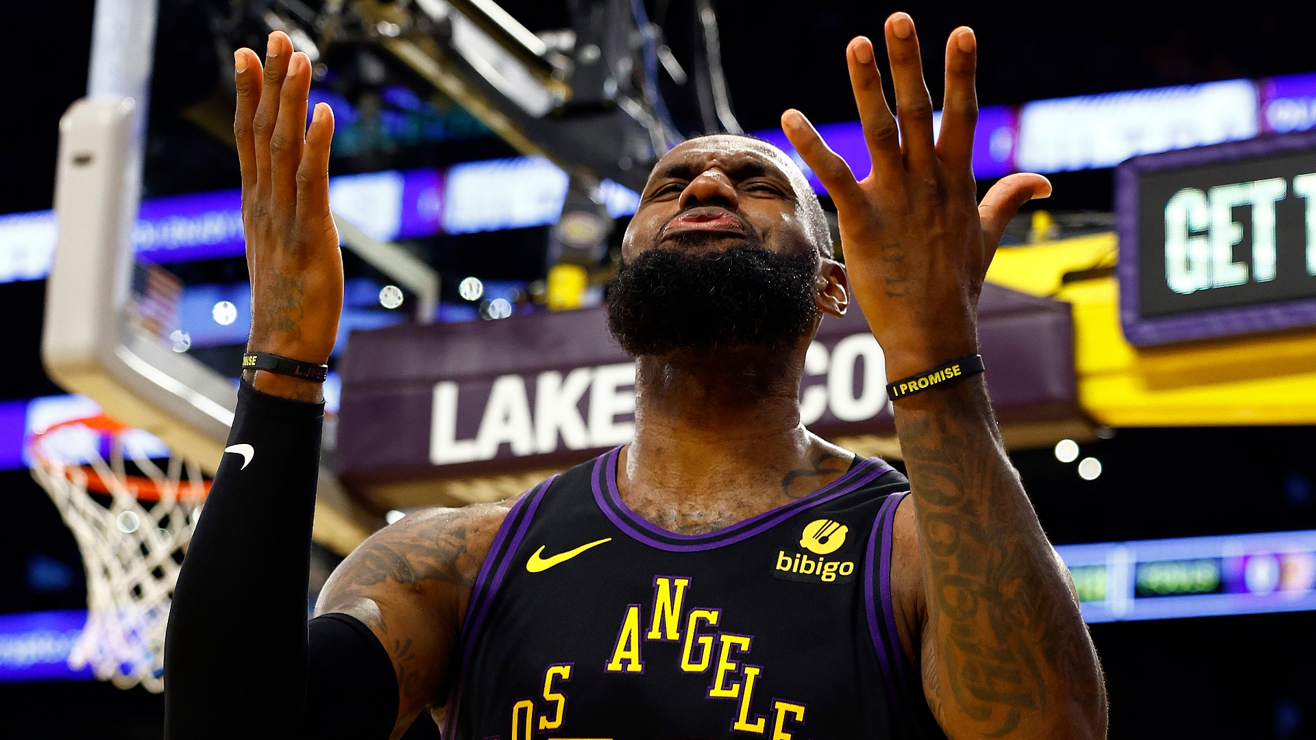 LeBron, Lakers come up clutch in the 4th quarter to advance past Suns