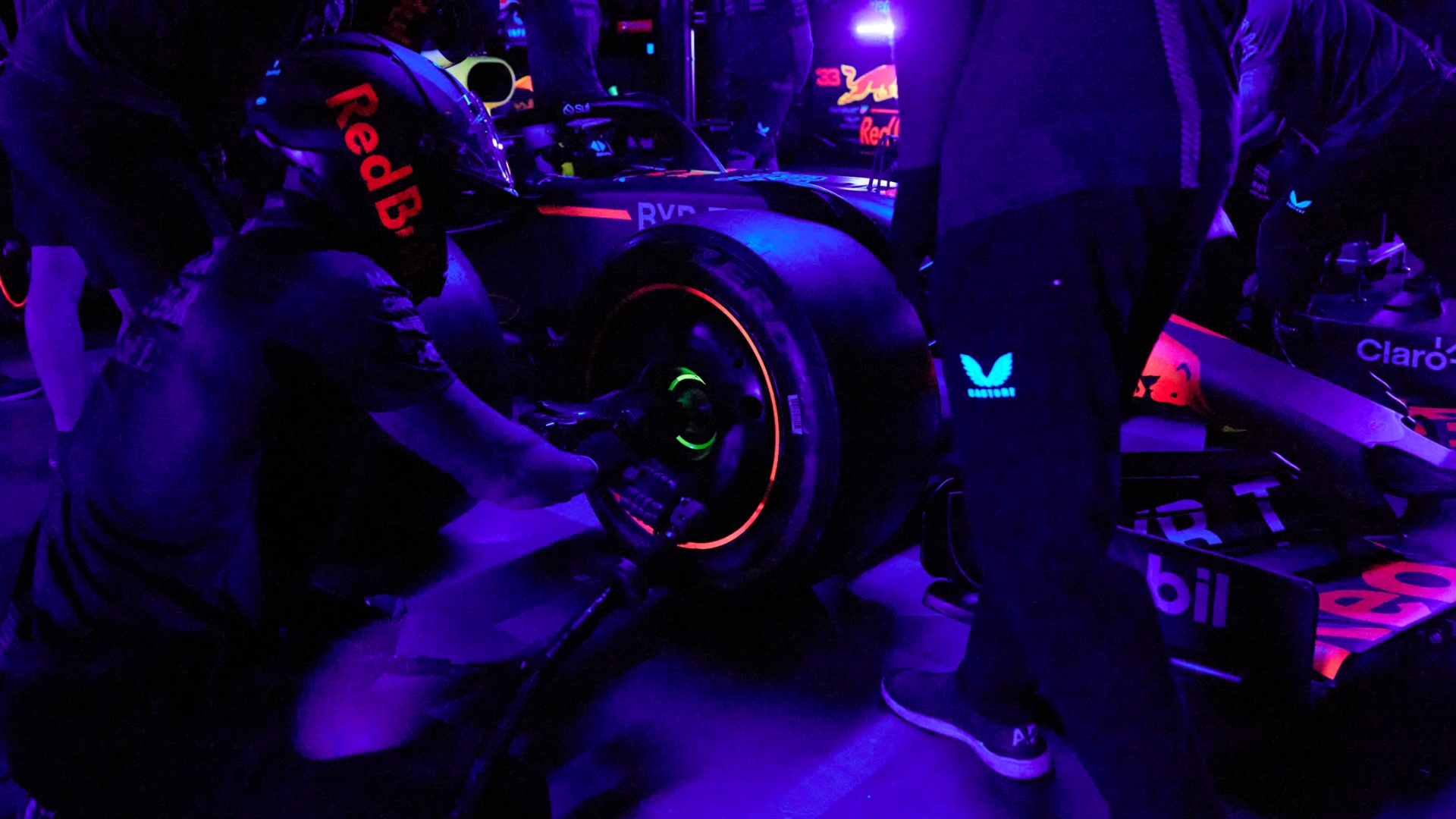 Can Red Bull do a pit stop in complete darkness?