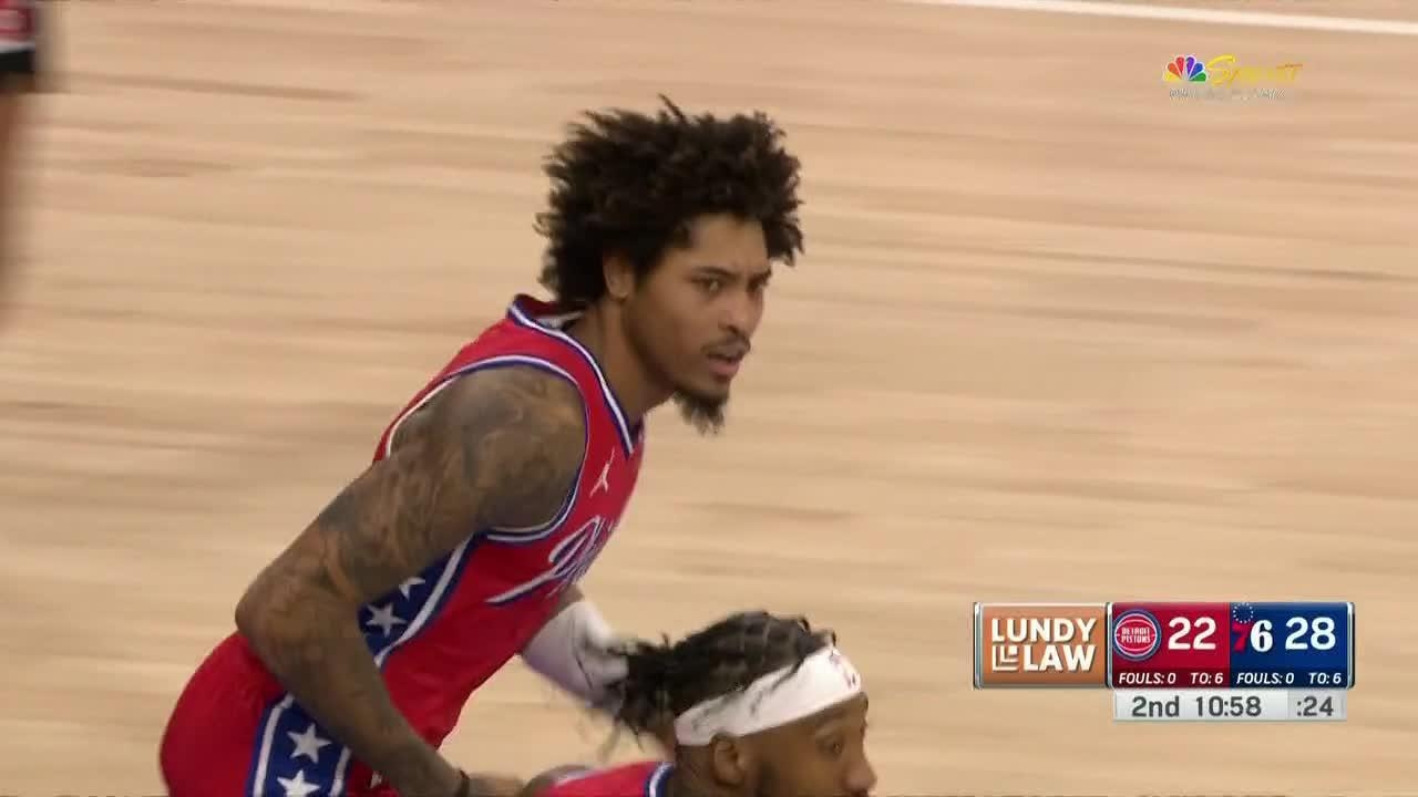 Kelly Oubre puts James Wiseman on a poster