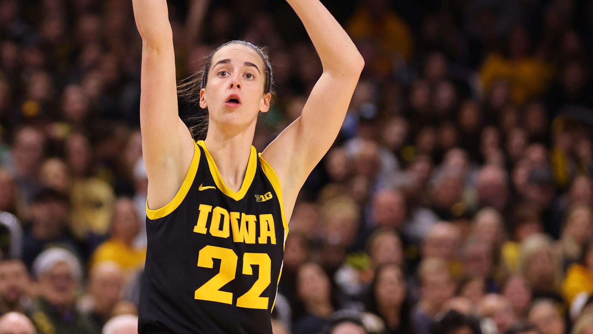 Caitlin Clark's 35-point performance pushes Iowa to blowout win over ...