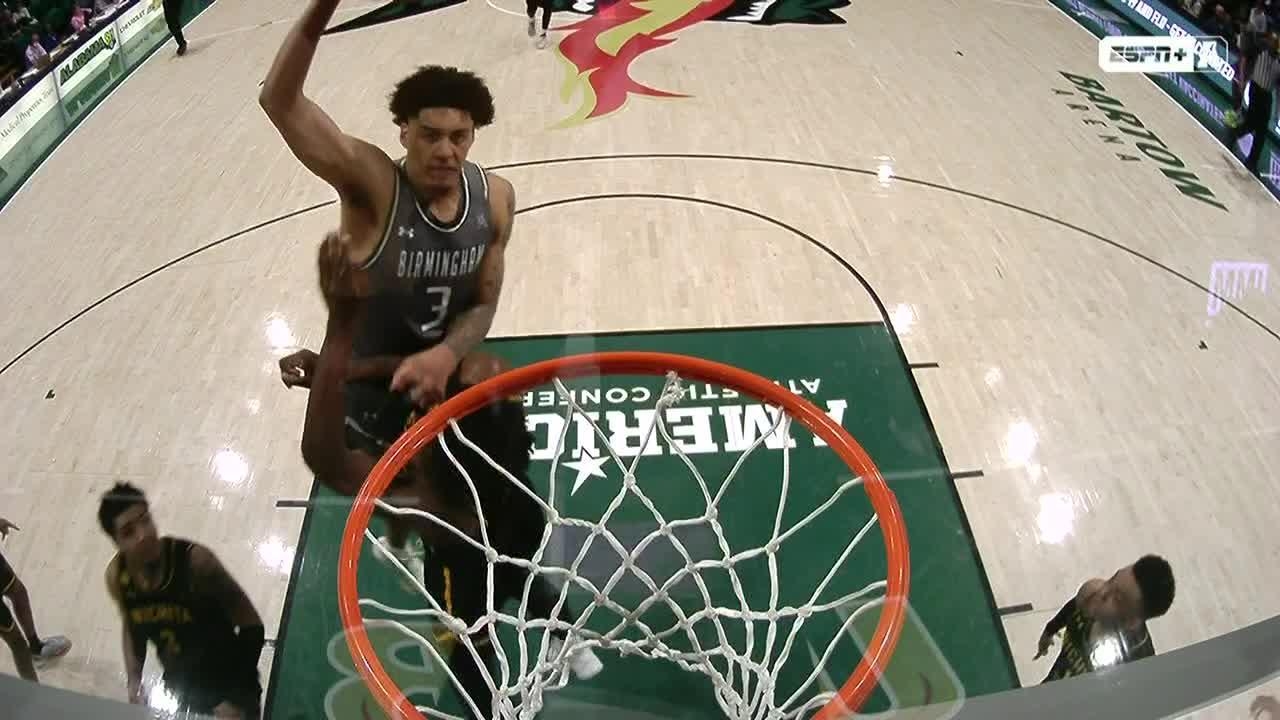 Yaxel Lendeborg thows down ridiculous poster slam for UAB