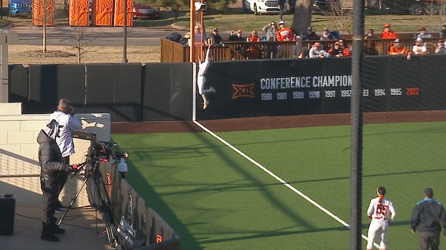 Oklahoma State outfielder gets up to rob a HR