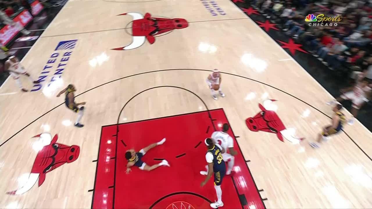 Alex Caruso sends his defender to the floor with a nice fake