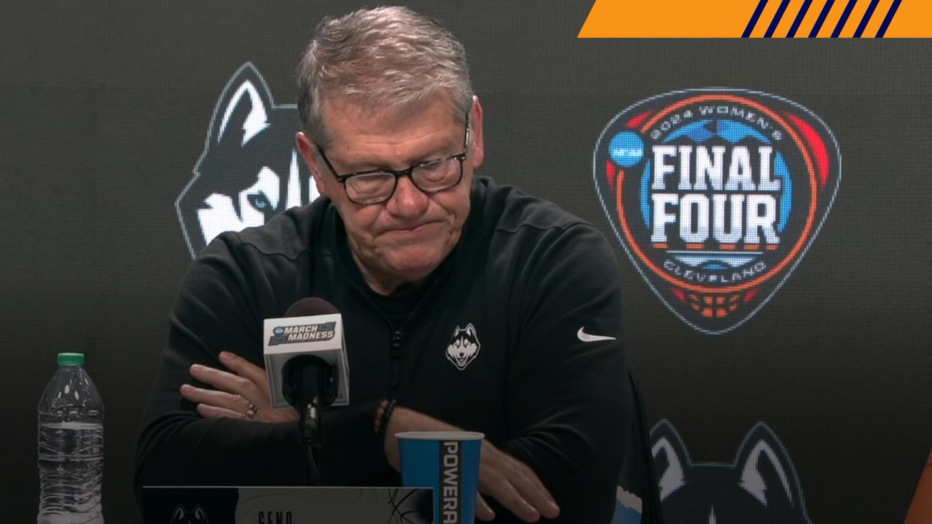 Geno Auriemma comments on late offensive foul in loss to Iowa