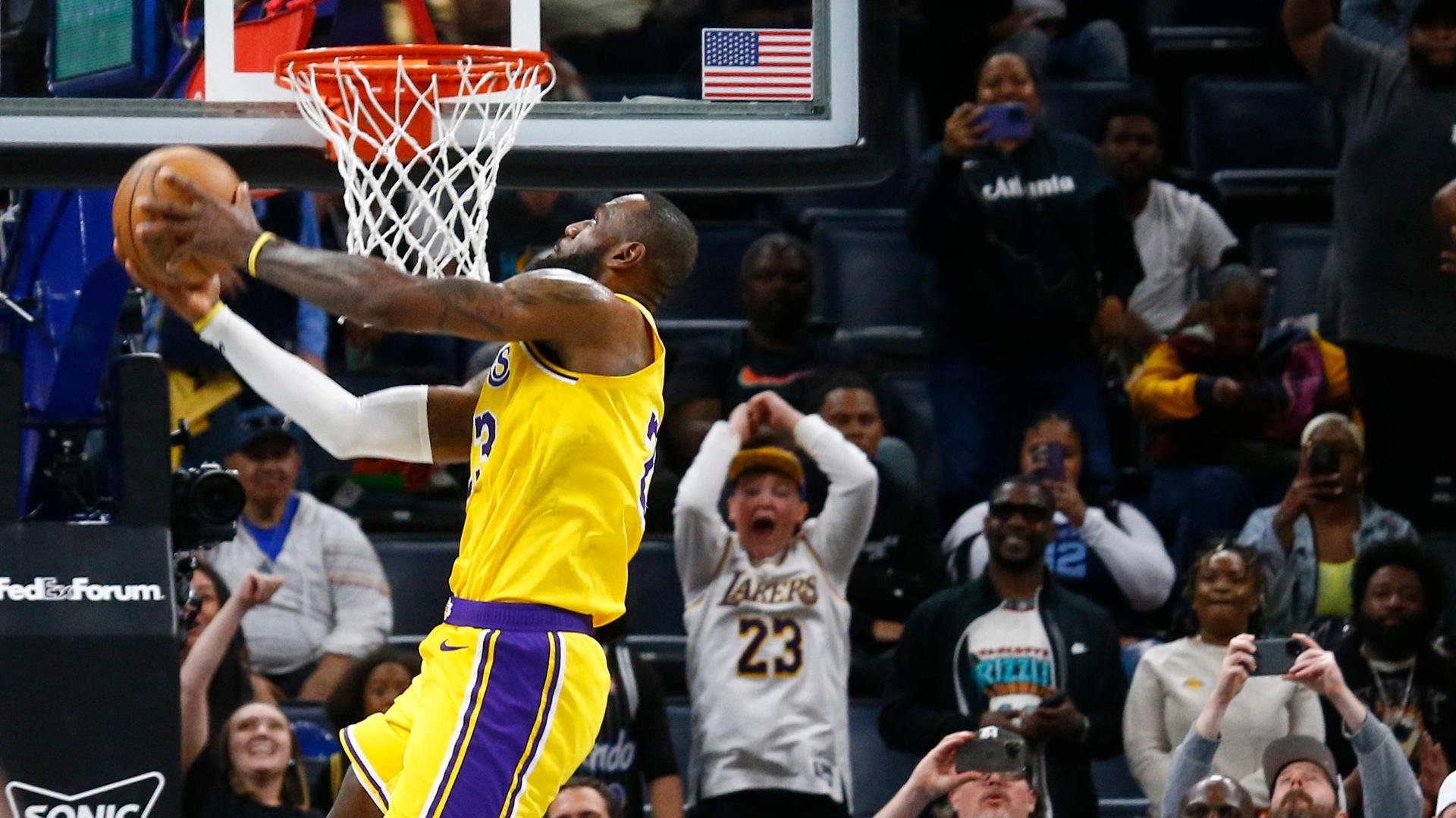 LeBron seals game for Lakers with showtime slam