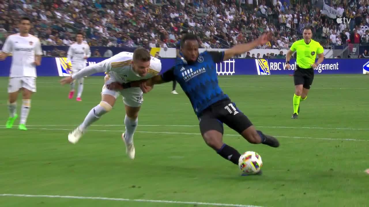 Jeremy Ebobisse converts penalty vs 10-men Galaxy