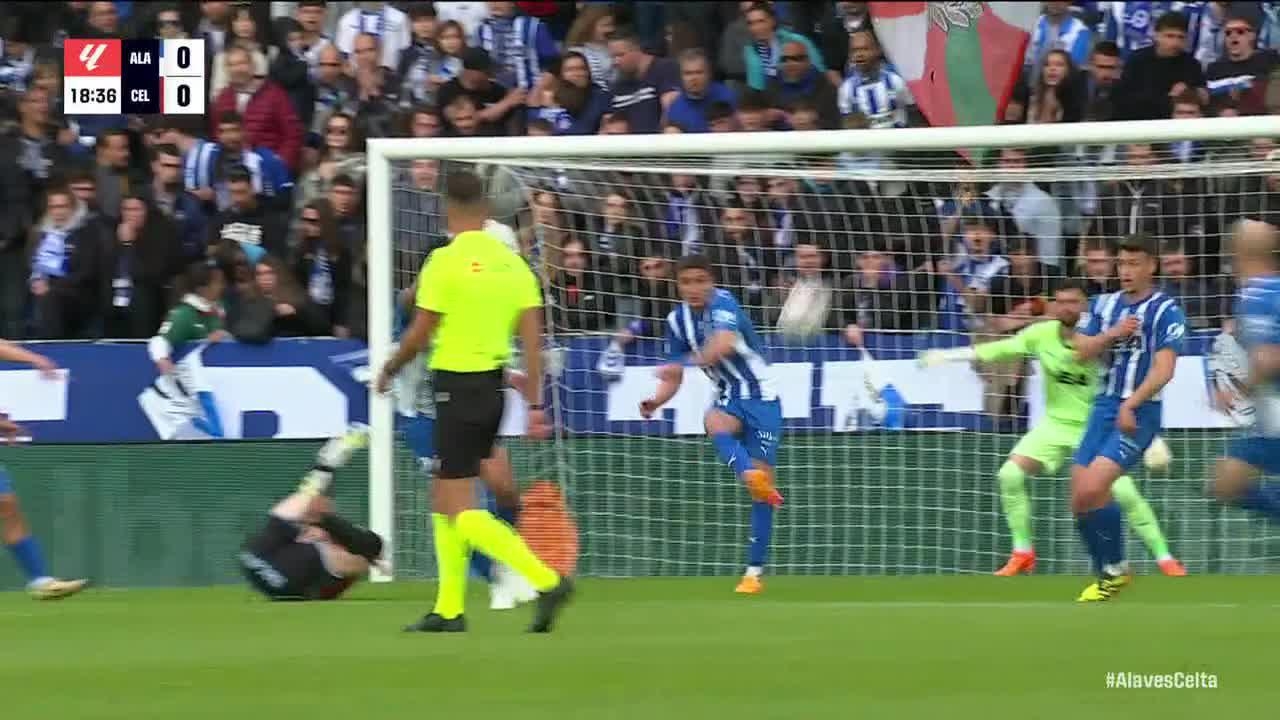 Carles Perez gets sent off vs. Alavés