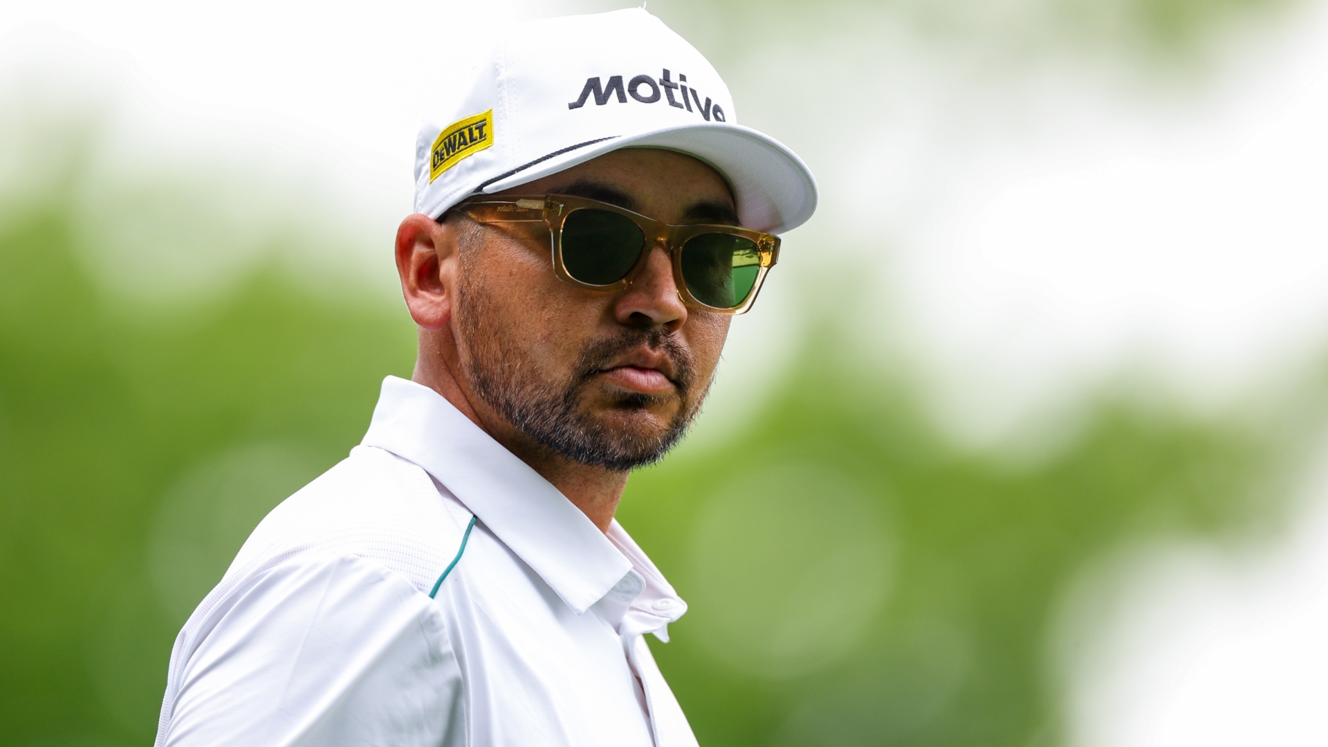 Jason Day chips in for eagle to start his round