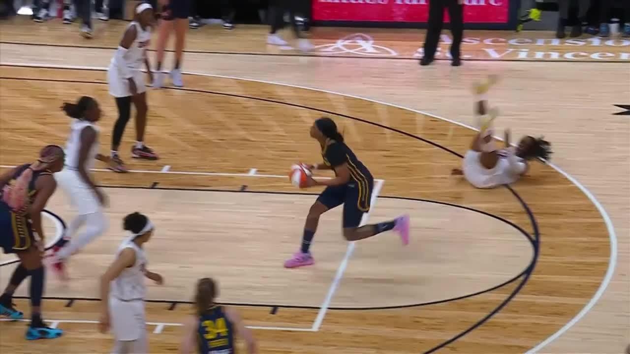 NaLyssa Smith makes her defender touch the earth and drains a basket