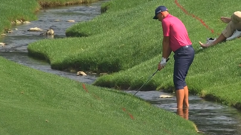 Christiaan Bezuidenhout somehow pars 18 after hitting shot with no shoes or socks