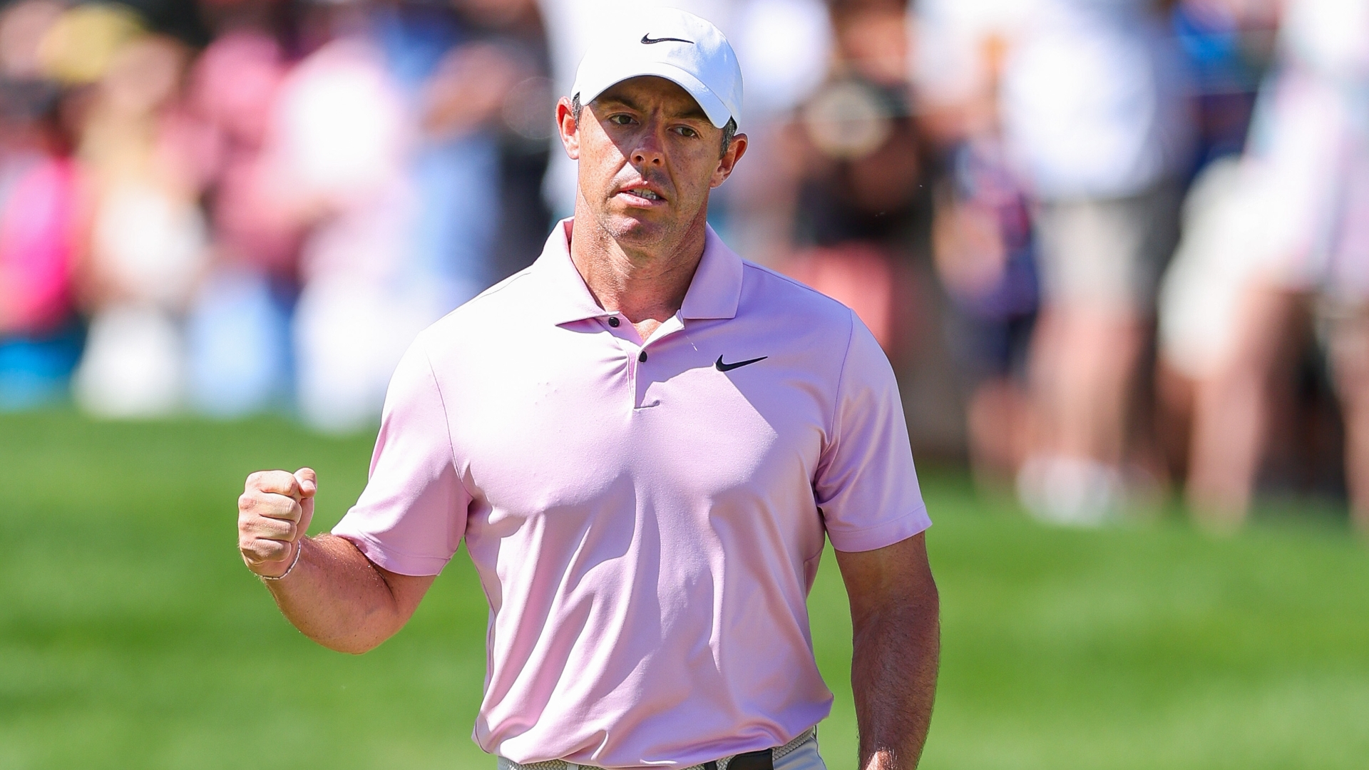 Rory hears his name chanted after taking 3-stroke lead with a birdie