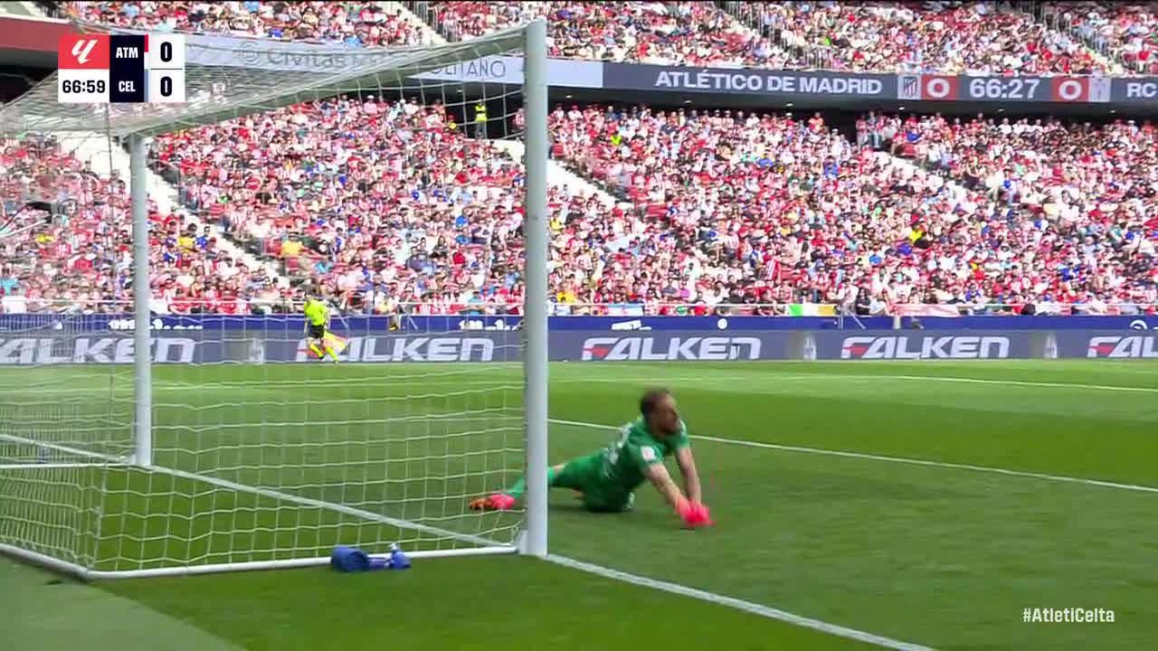 Jan Oblak stops the shot from distance