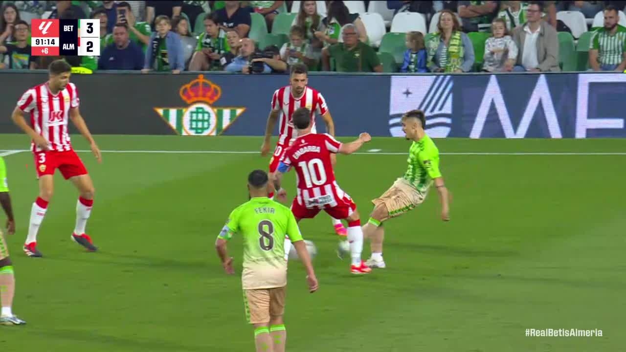 Luís Maximiano makes a great save