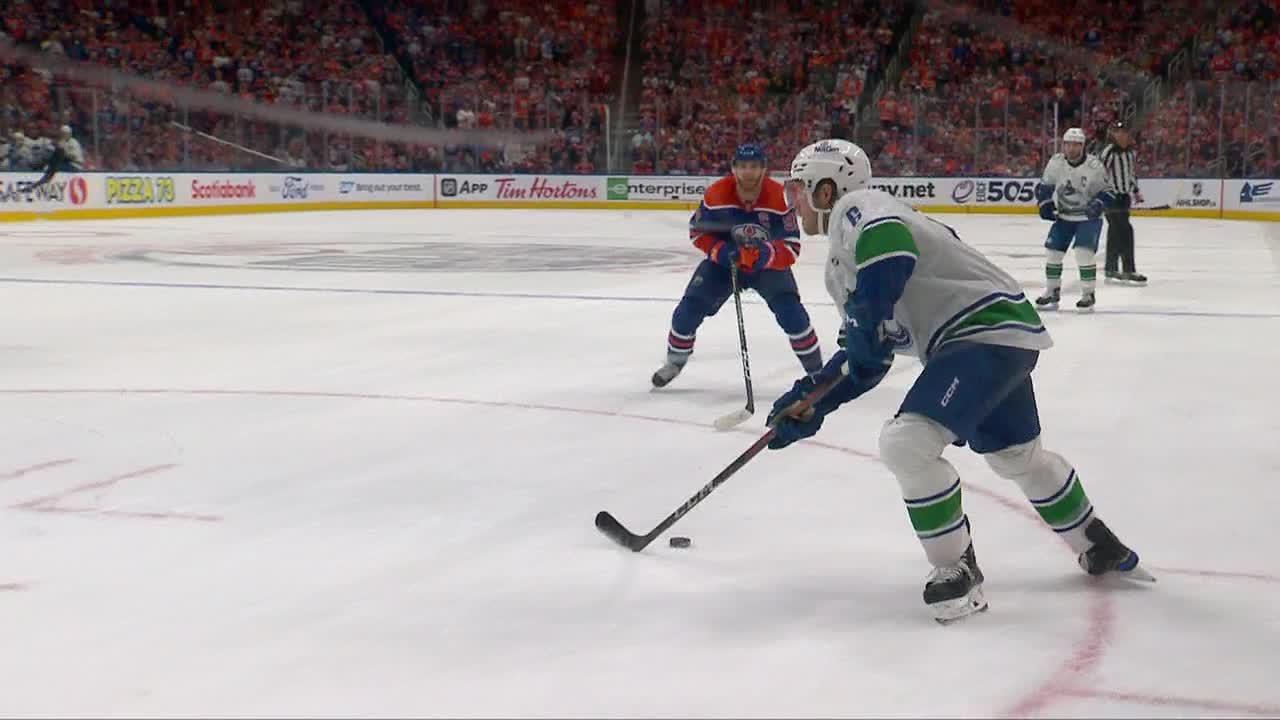Brock Boeser ties it for the Canucks late in 3rd