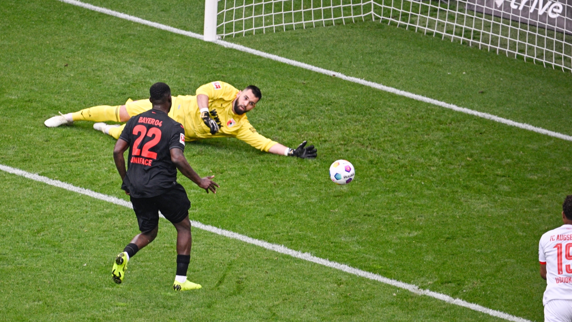 Goalkeeper error gifts Leverkusen the lead vs. Augsburg