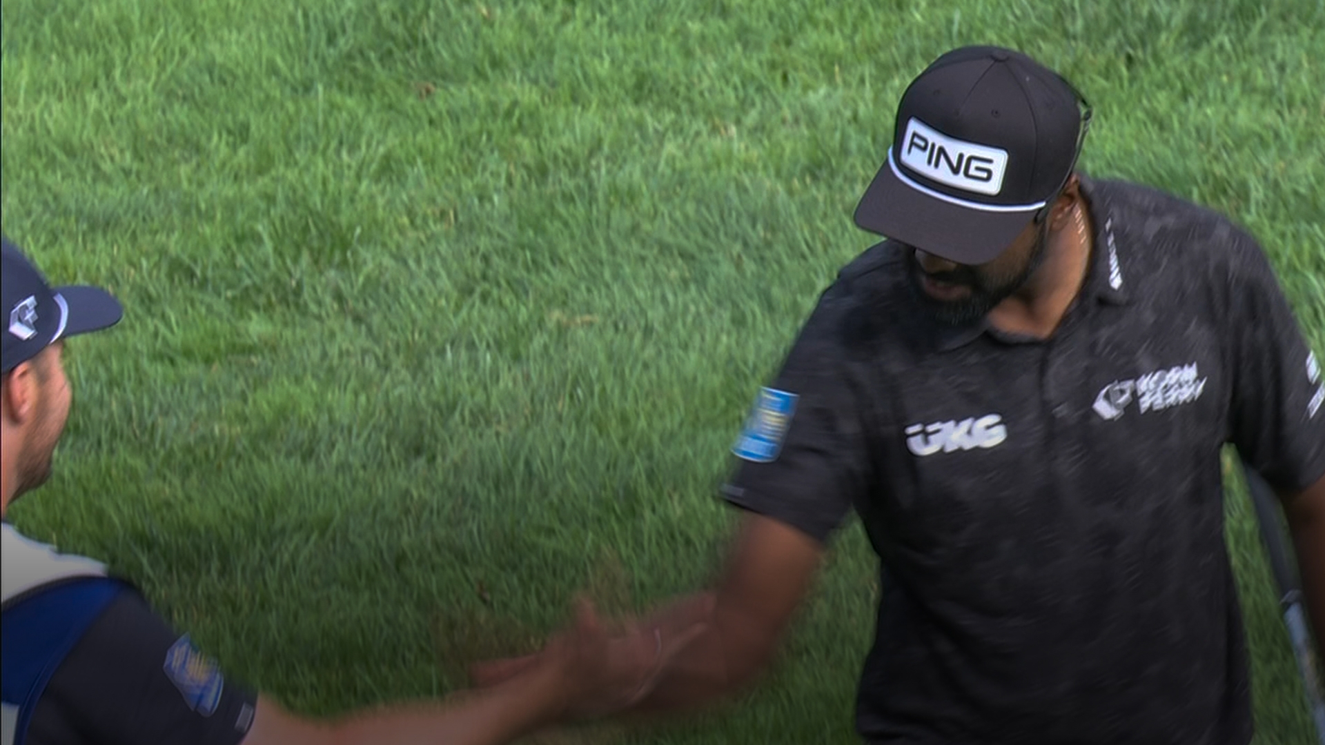 Sahith Theegala ties the lead with a beautiful chip-in