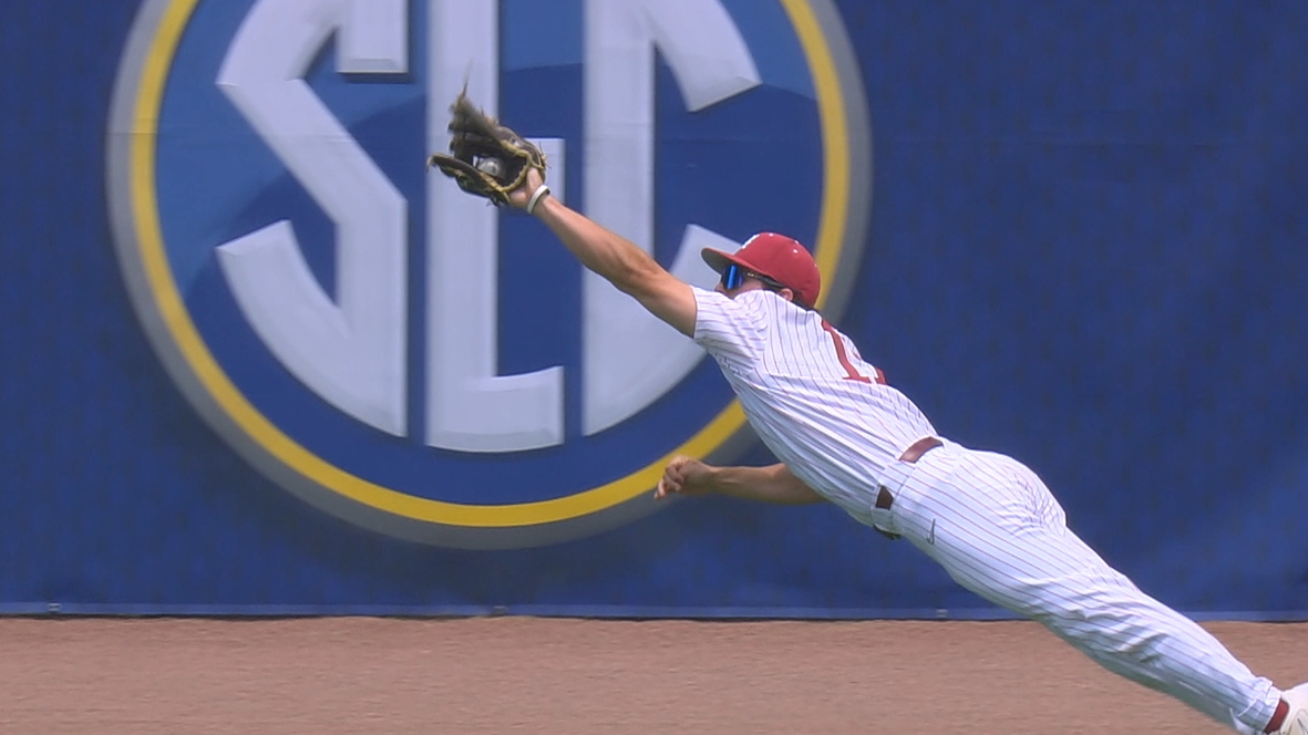 Alabama outfielder lays out for terrific catch