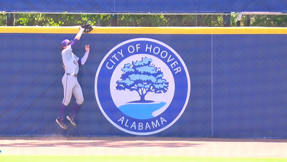 LSU outfielder crashes into the wall to make a nice catch